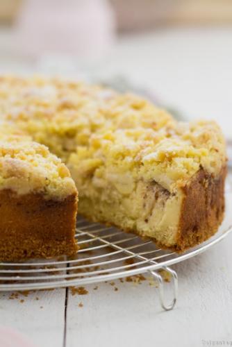 Apfel-Streuselkuchen mit Nüssen und Quark