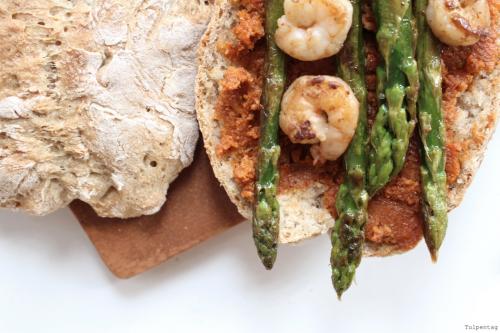 Baguette mit Spargel, Shrimps und Pesto