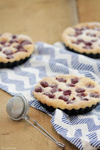 Biskuit-Tartelettes mit Kirschen