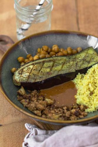 Bowl mit Hirse, Tofu und Aubergine