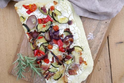 Flammkuchen-Pizza mit Ofengemüse