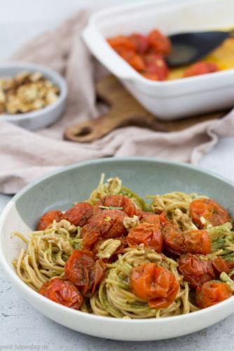 Spaghetti mit geschmorten Tomaten und Walnüssen