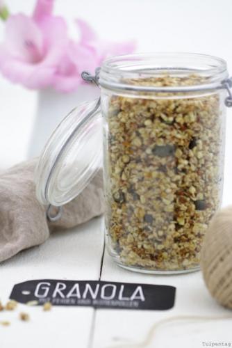 Granola mit Feigen und Blütenpollen