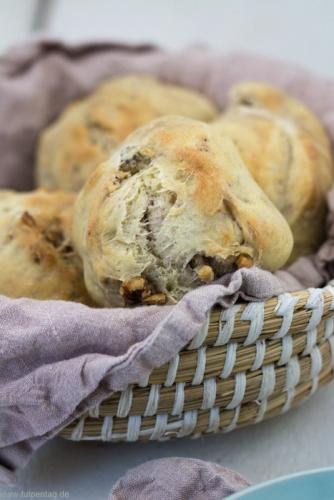 Grieß-Dinkelbrötchen mit Walnüssen