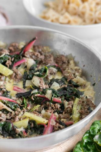 Hackfleisch-Mangold-Pfanne mit Nudeln