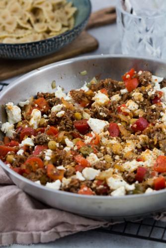 Hackpfanne mit Kichererbsen und Feta