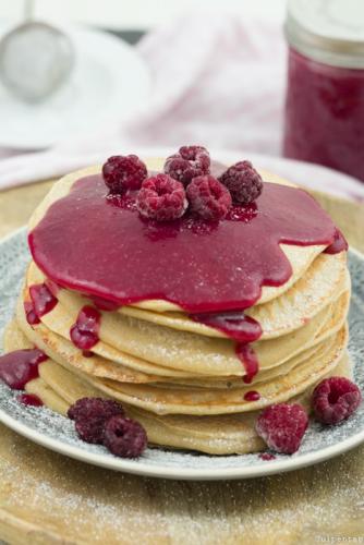 Himbeer-Curd mit Zimt-Pancakes