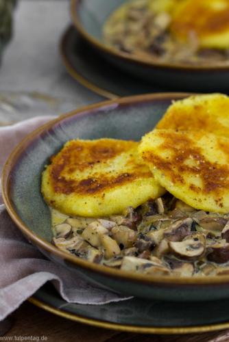 Panierte Kartoffeltaler mit Pilzen