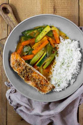 Rotes Curry mit Lachs und Reis