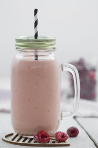 Mango-Himbeer-Bananen-Smoothie mit Joghurt