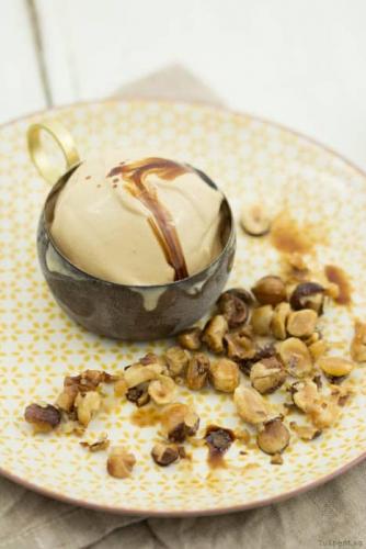 Haselnuss-Eis mit Balsamico