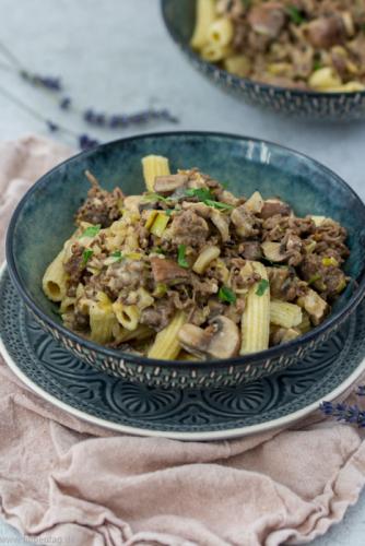 Hackfleisch-Pfanne mit Pilzen und Sahne