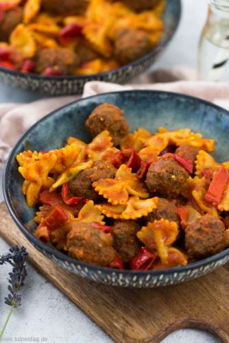 Nudel-Paprika-Pfanne mit Hackbällchen