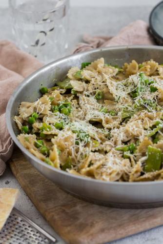 Nudeln mit grünem Gemüse und Frischkäsesauce