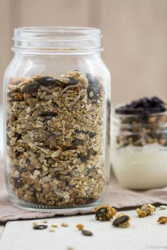 Granola mit Mandeln und Kernen