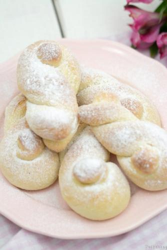 Osterhasen aus Hefeteig mit Schmand