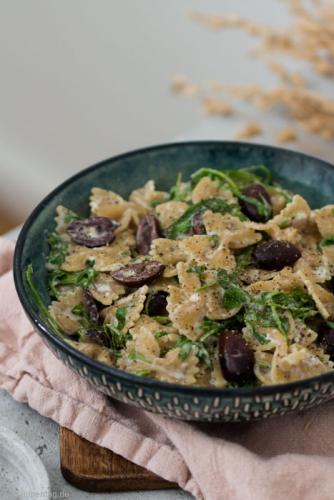 Pasta mit Feta, Oliven und Rucola