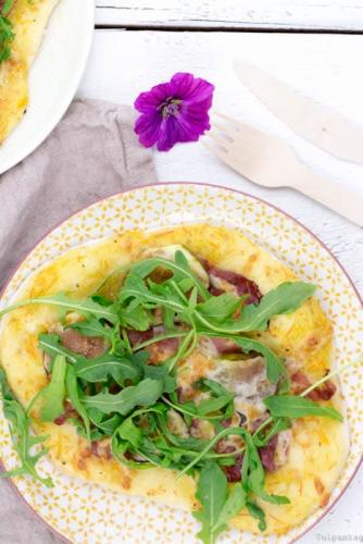Pizza mit gelber Tomatensauce und Serrano-Schinken