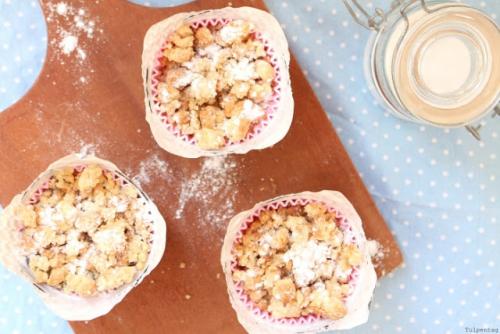 Quarkmuffins mit Streuseln und Nektarinen-Mohn-Füllung