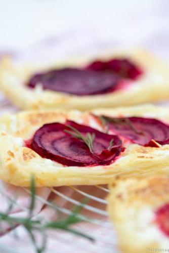 Blätterteig mit Roter Bete und Ziegenkäse