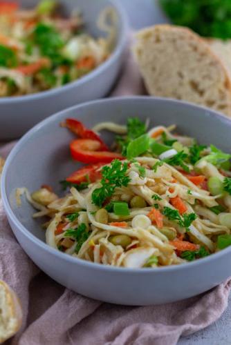 Kohl-Salat mit Erdnussdressing