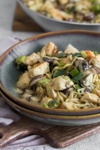 Mie-Nudel-Pfanne mit Kokosmilch und Hähnchen
