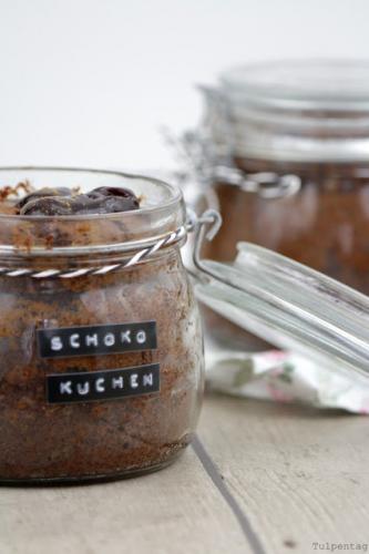 Schokokuchen im Glas mit Pflaumenmus