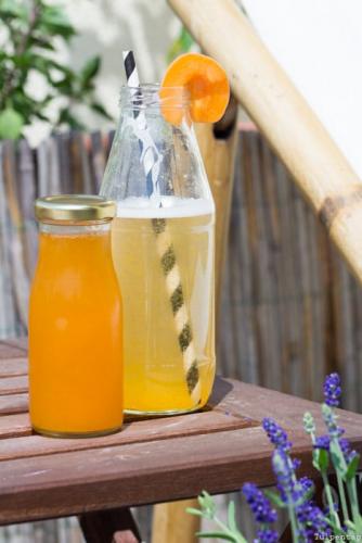 Aprikosen-Sirup und Limonade