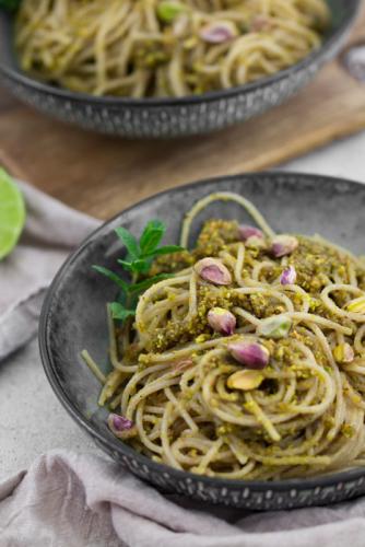 Spaghetti mit Pistazien-Minz-Pesto