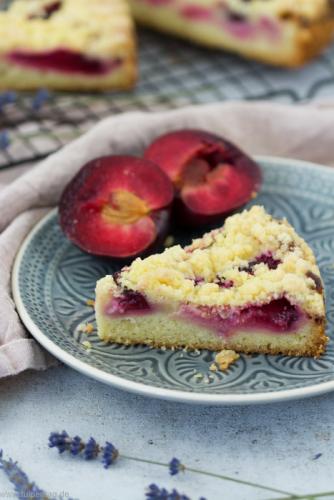Streuselkuchen mit Pudding und Pflaumen