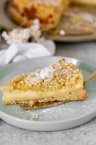 Streuselkuchen mit Pudding und Äpfeln
