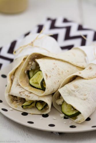 Wraps mit Hummus und Zucchini
