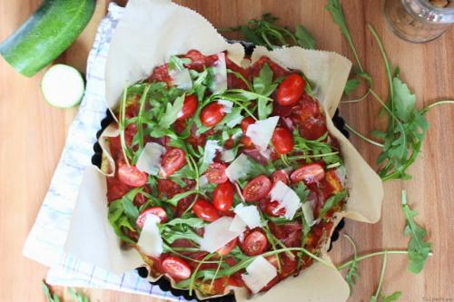 Low-Carb-Pizza mit Zucchini-Mandel-Boden